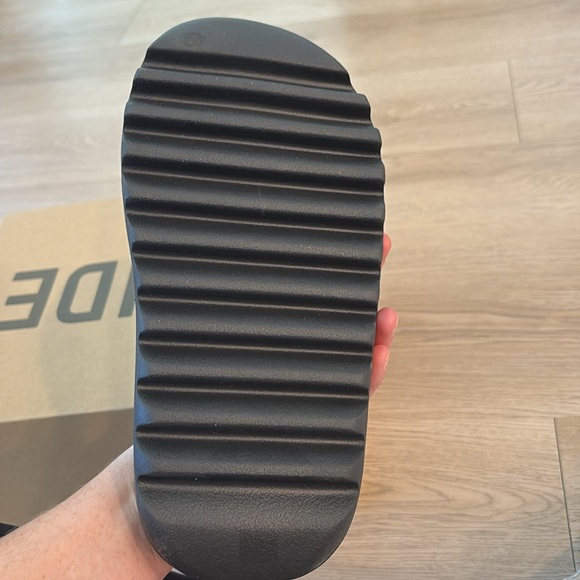 Yeezy Slides - Picture 2 of 3